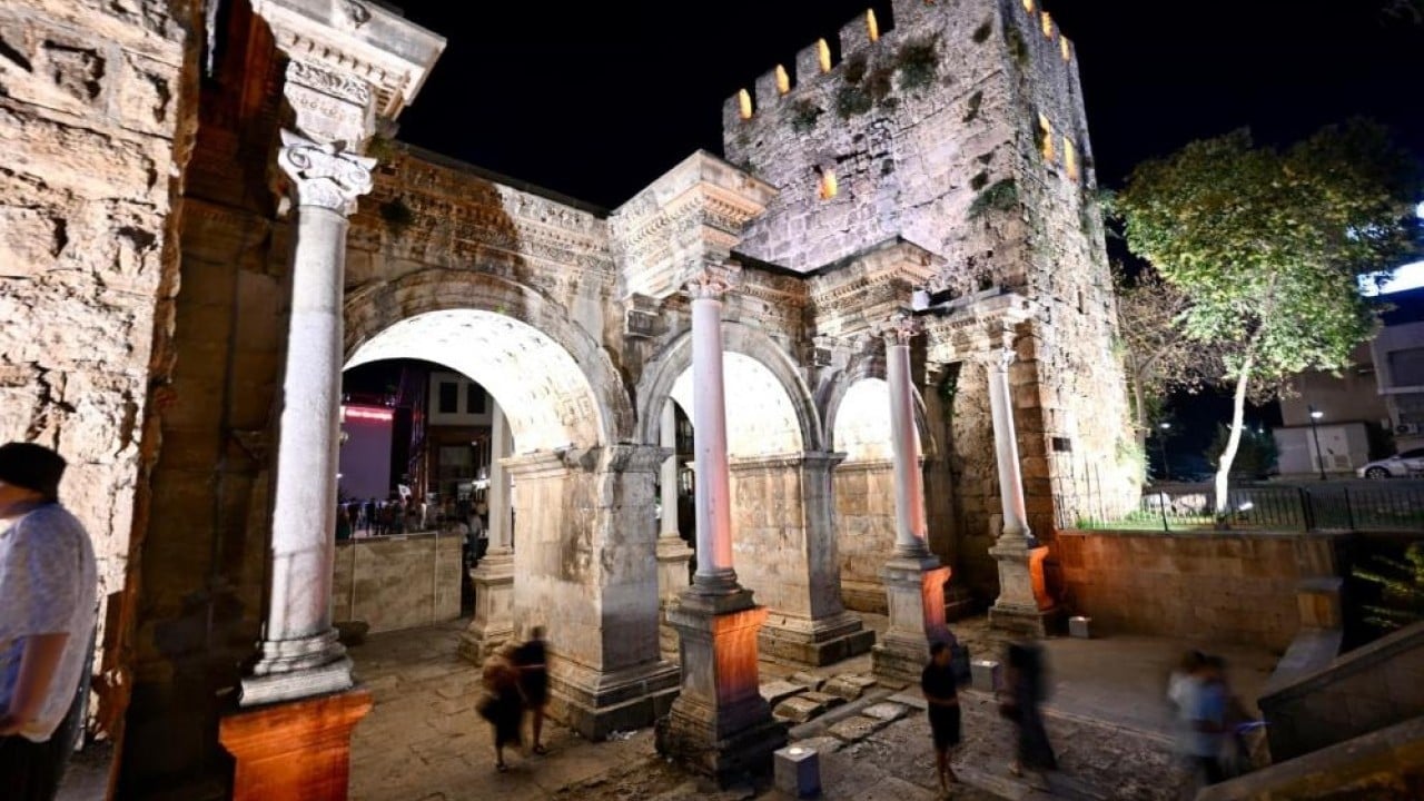 Foto - Kaleiçi ve surlar ışıl ışıl Antalya’nın tarihi kapısı aydınlatıldı