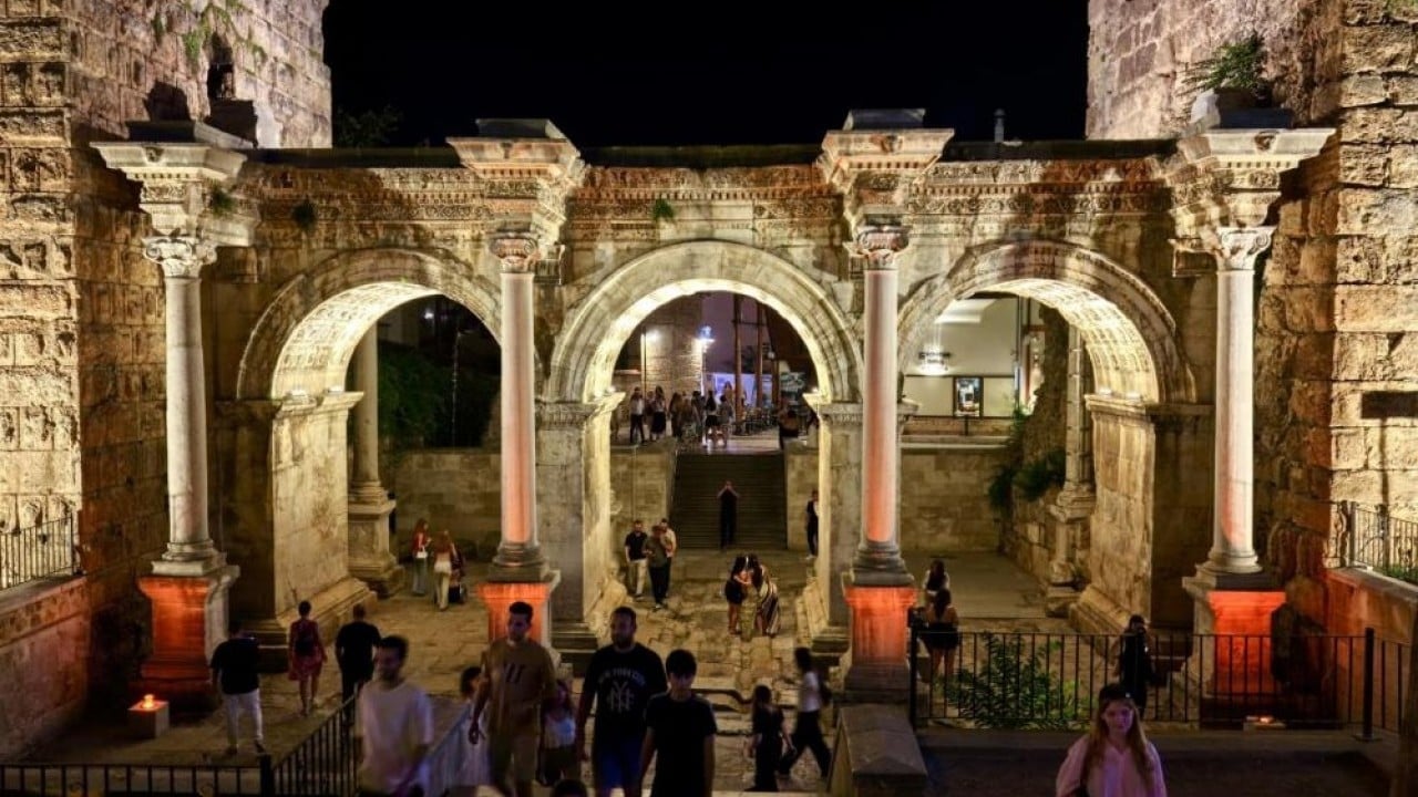 Foto - Kaleiçi ve surlar ışıl ışıl Antalya’nın tarihi kapısı aydınlatıldı