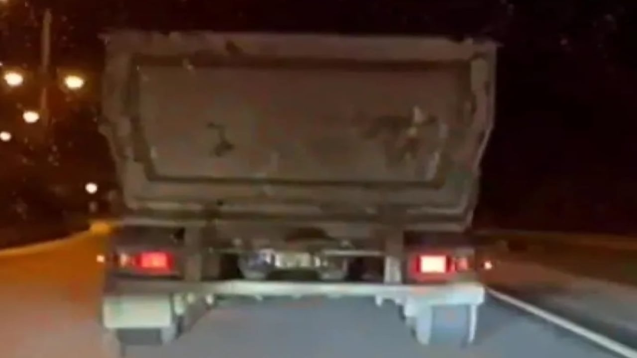 Foto - Kamyon şoförünü yaka paça indiren polis, brandayı kaldırınca şok oldu! Kasasından moloz yerine bakın ne çıktı