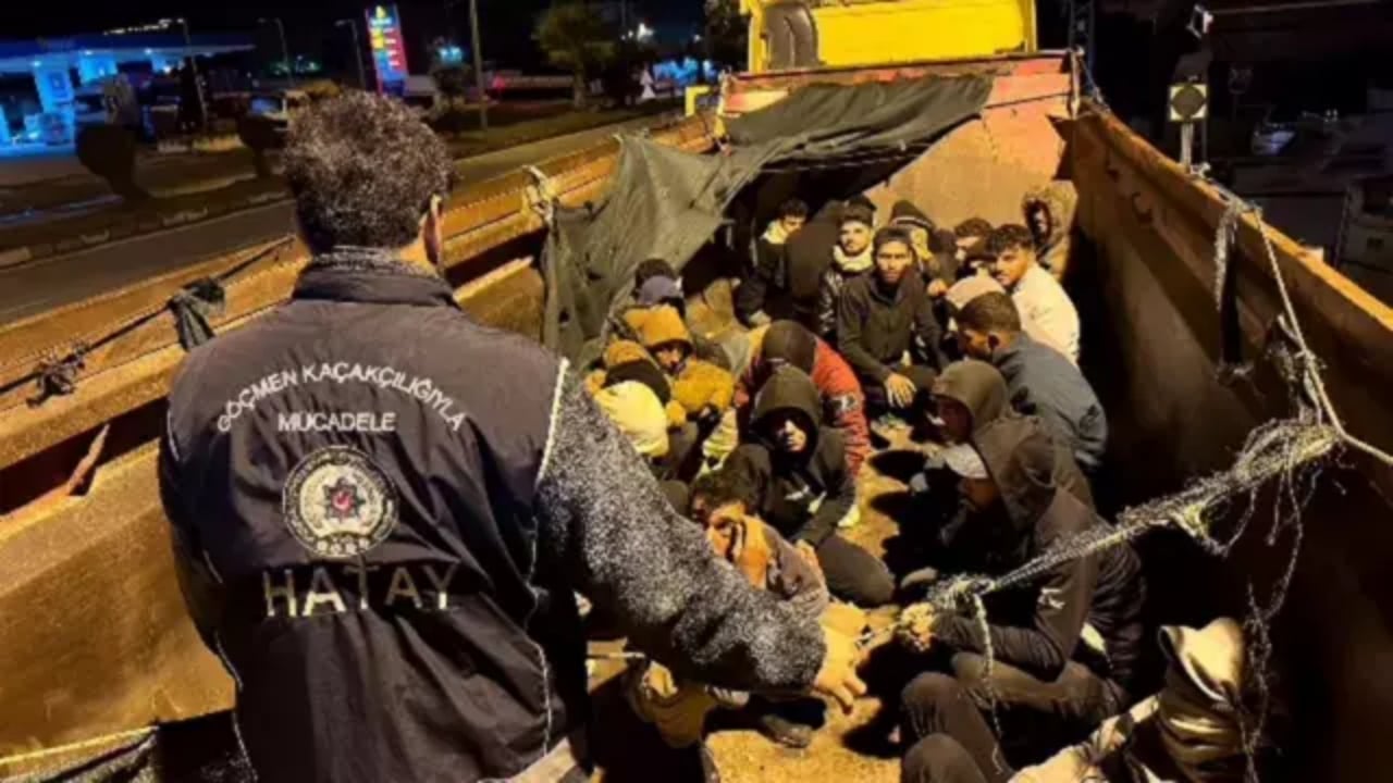 Foto - Kamyon şoförünü yaka paça indiren polis, brandayı kaldırınca şok oldu! Kasasından moloz yerine bakın ne çıktı