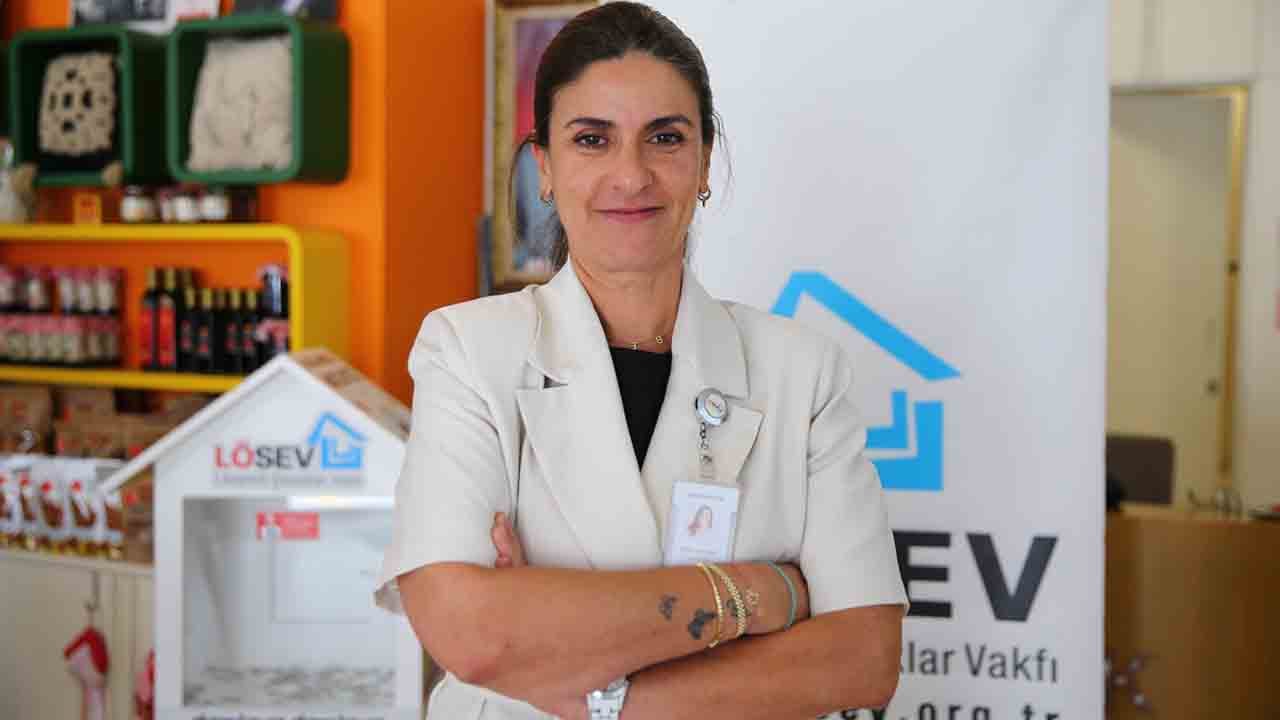 Foto - Kanseri 3 kez yendi: Şimdi çocuklara umut dağıtıyor