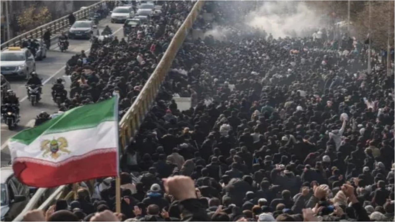 Foto - Kaosa sürüklenen İran’da, sonunda korkulan oldu! Çakmağı bu defa oraya çaktılar