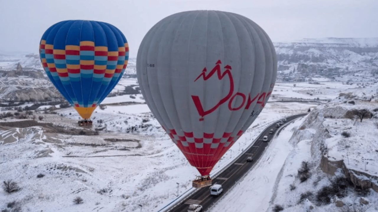 Foto - Kapadokya'da gökyüzü boş kaldı: Balon turlarına rüzgar ve sis engeli