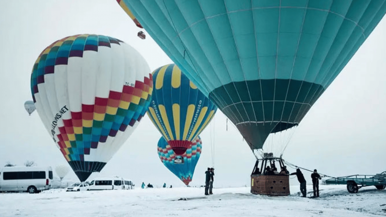 Foto - Kapadokya'da gökyüzü boş kaldı: Balon turlarına rüzgar ve sis engeli