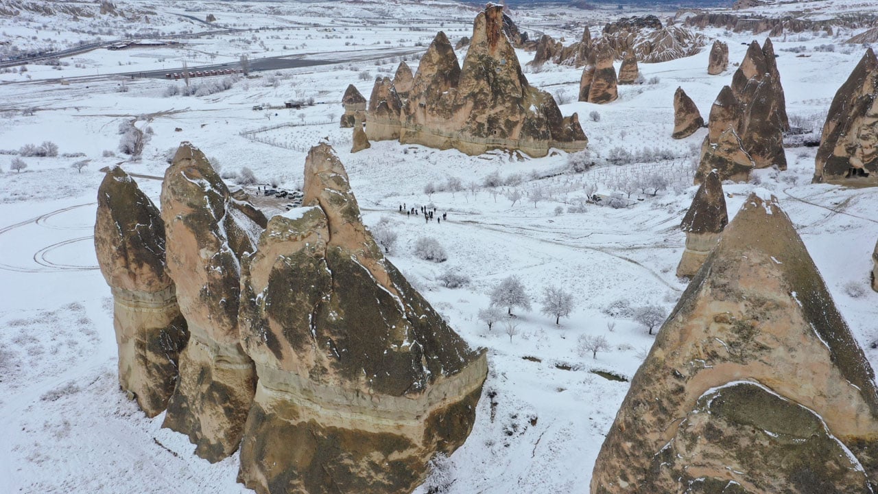 Foto - Kapadokya’da kartpostallık tablo! Peribacaları kar altında büyüledi 