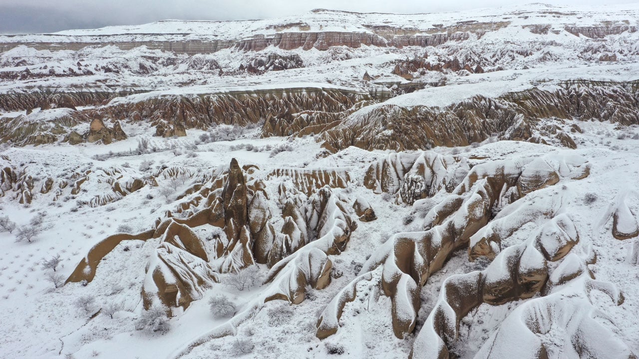 Foto - Kapadokya’da kartpostallık tablo! Peribacaları kar altında büyüledi 