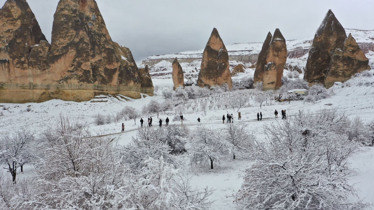 Foto - Kapadokya’da kartpostallık tablo! Peribacaları kar altında büyüledi 