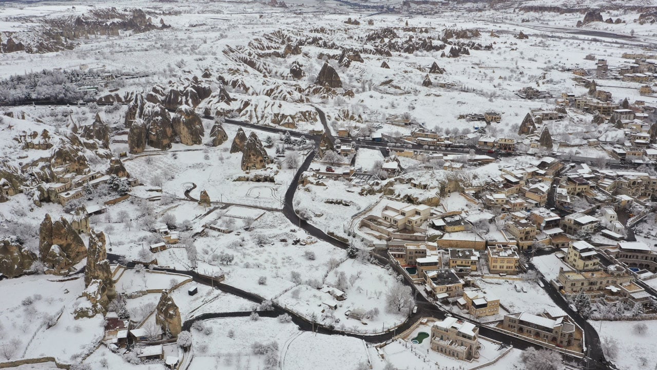 Foto - Kapadokya’da kartpostallık tablo! Peribacaları kar altında büyüledi 