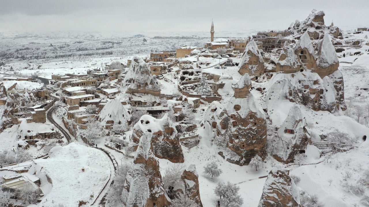 Kapadokya’da kartpostallık tablo! Peribacaları kar altında büyüledi 