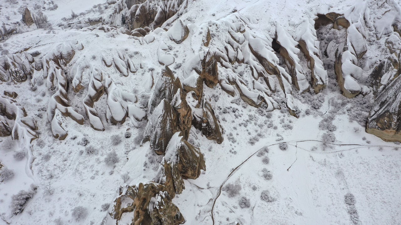 Foto - Kapadokya’da kartpostallık tablo! Peribacaları kar altında büyüledi 