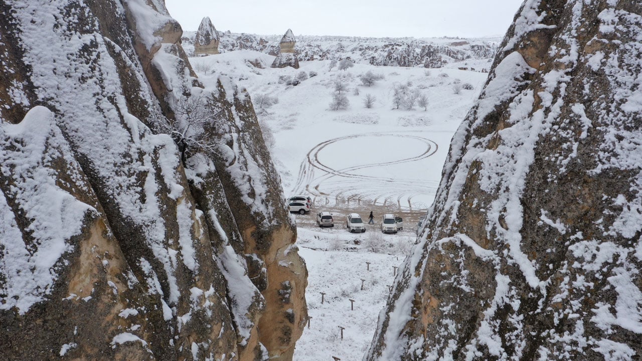 Foto - Kapadokya’da kartpostallık tablo! Peribacaları kar altında büyüledi 