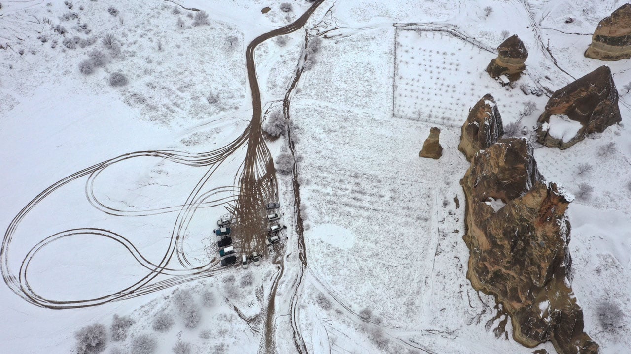 Foto - Kapadokya’da kartpostallık tablo! Peribacaları kar altında büyüledi 