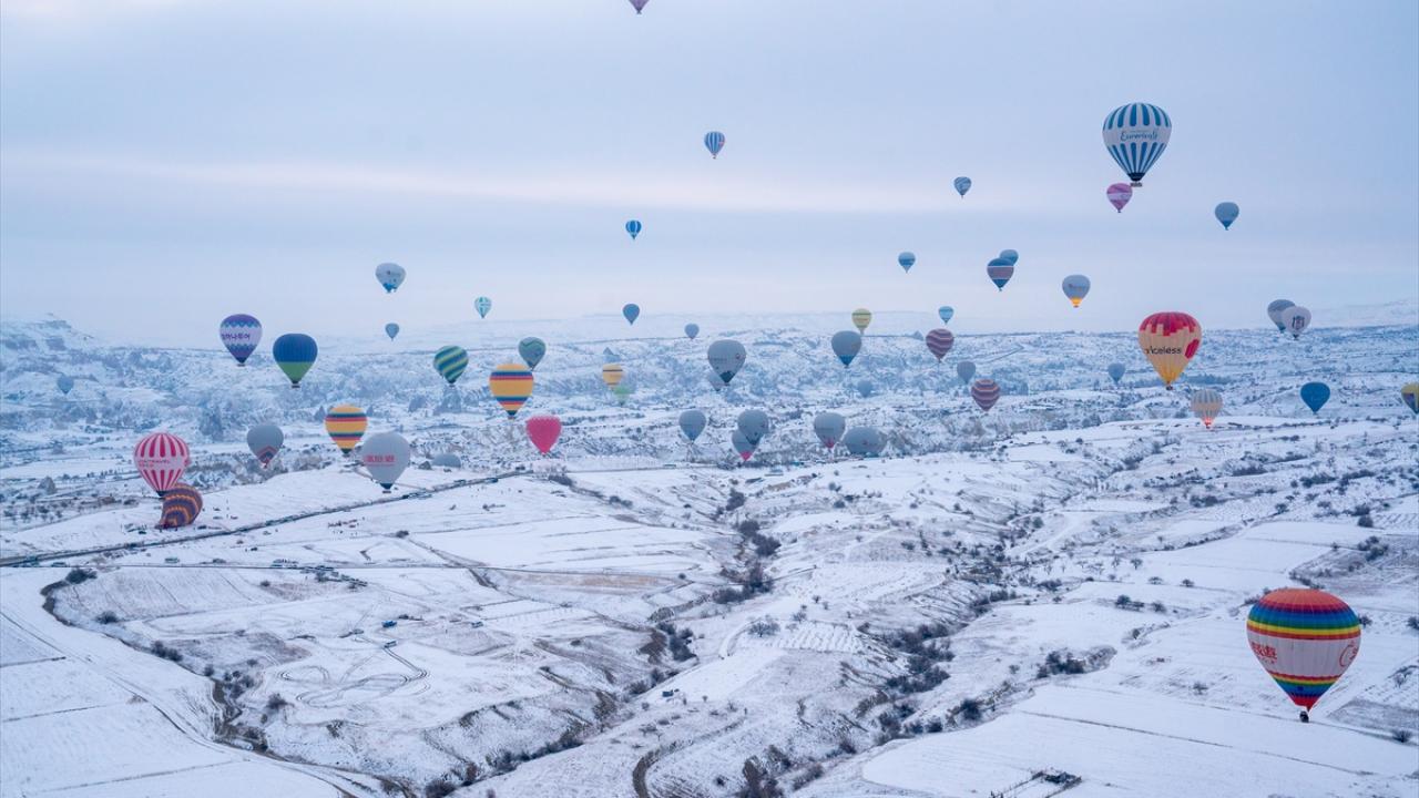 Kapadokya’da kış güzelliği! Kar altında balon uçuşu