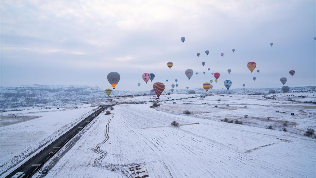 Foto - Kapadokya’da kış güzelliği! Kar altında balon uçuşu