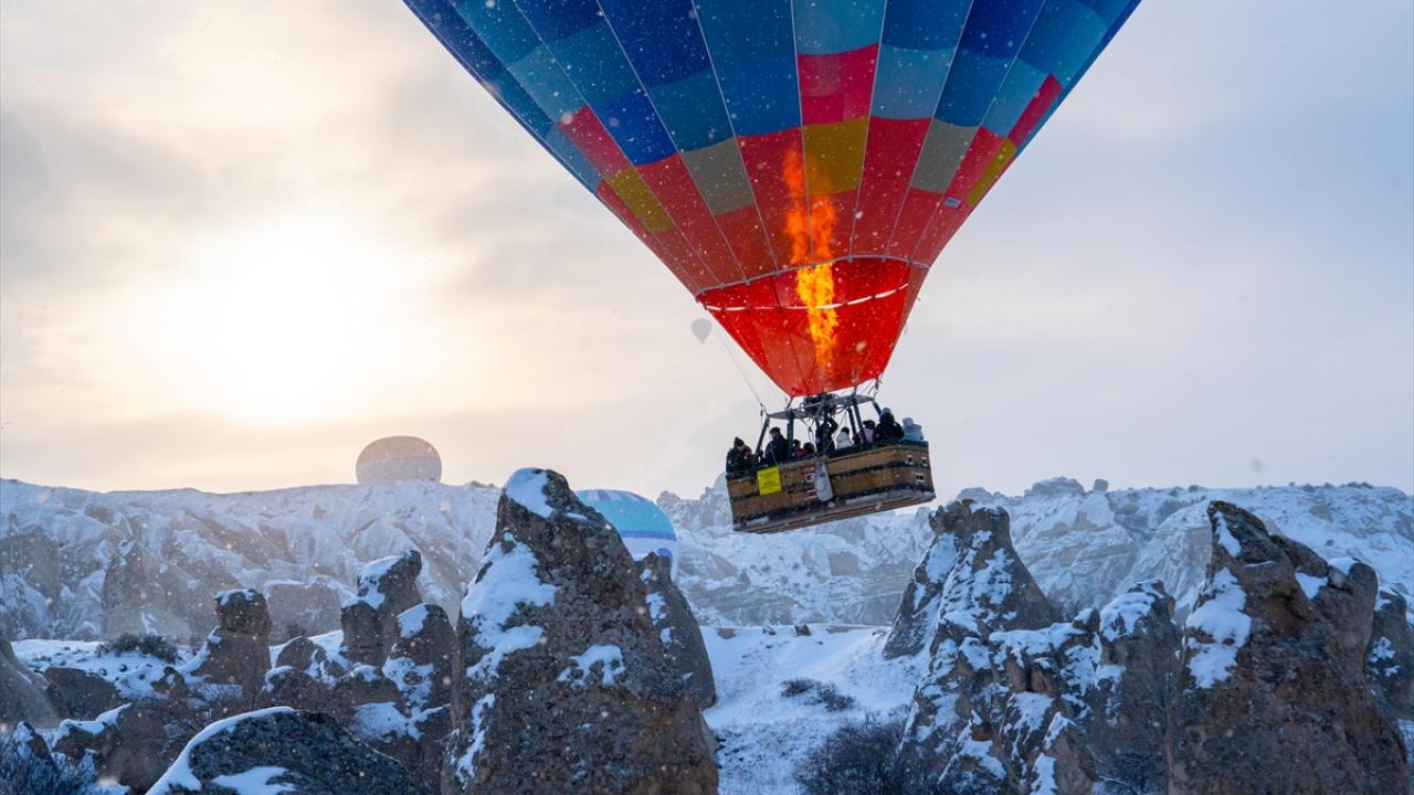 Foto - Kapadokya’da kış güzelliği! Kar altında balon uçuşu