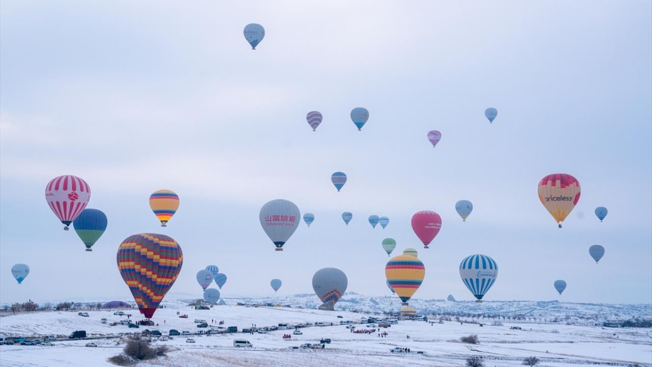 Foto - Kapadokya’da kış güzelliği! Kar altında balon uçuşu