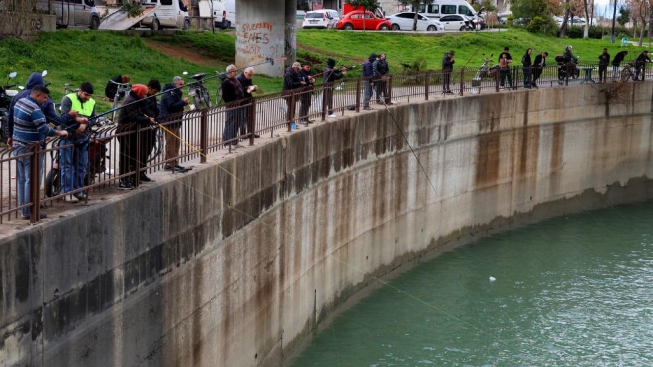 Kapaklar açıldı, herkes nehre koştu Barajla gelen bereket kovaları doldurdu