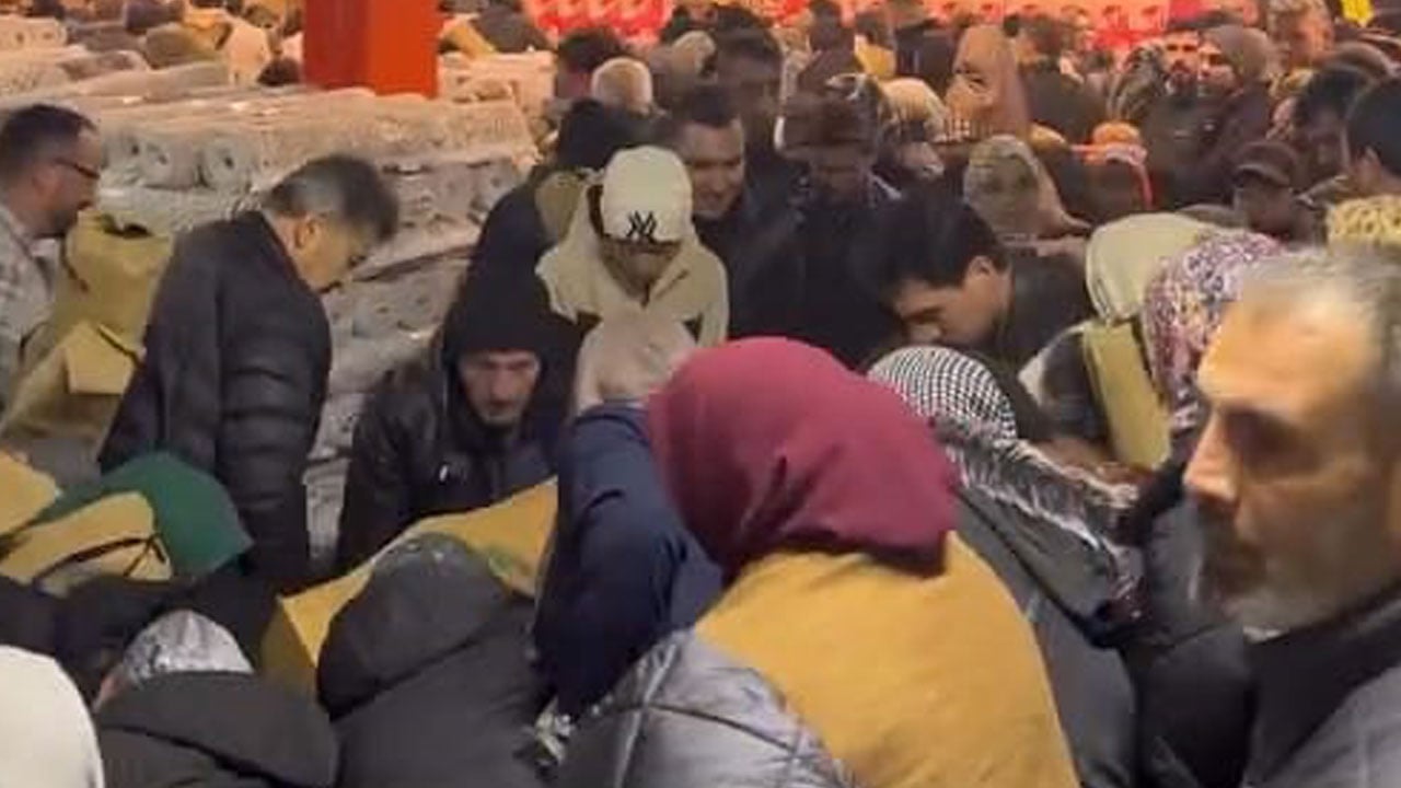 Kapılar açılır açılmaz akın ettiler! 100 TL’lik ürün için birbirlerini böyle ezdiler