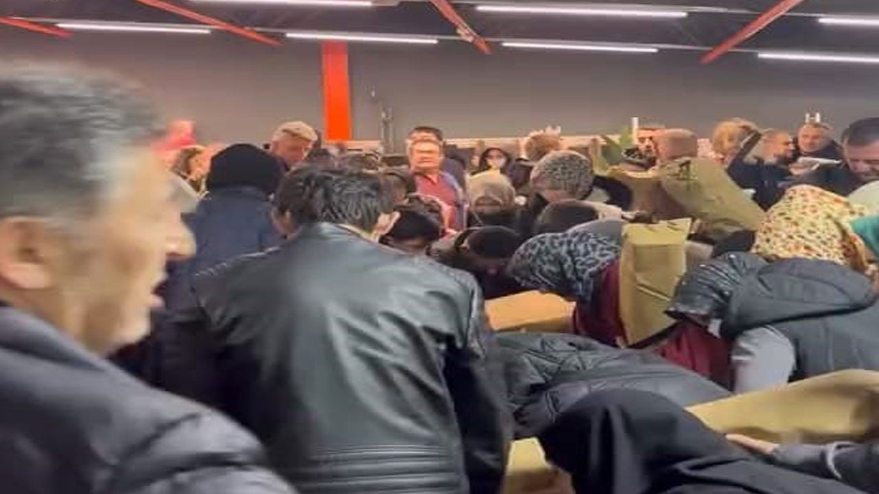 Foto - Kapılar açılır açılmaz akın ettiler! 100 TL’lik ürün için birbirlerini böyle ezdiler