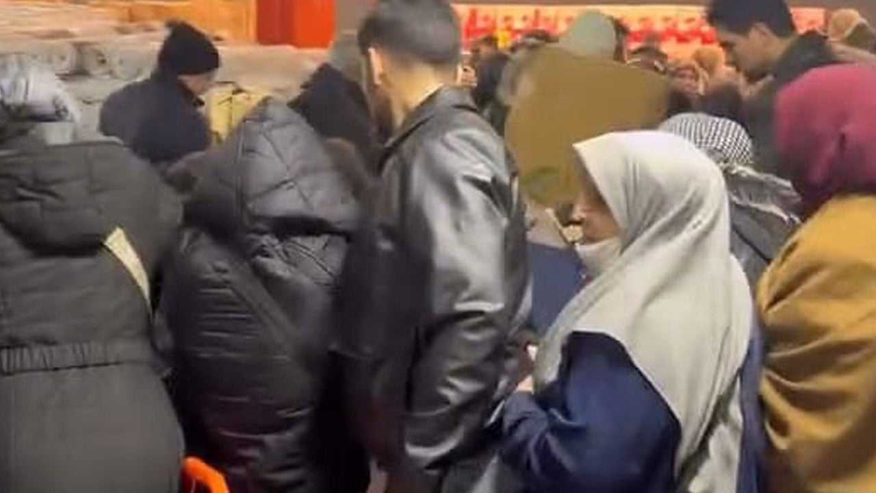 Foto - Kapılar açılır açılmaz akın ettiler! 100 TL’lik ürün için birbirlerini böyle ezdiler