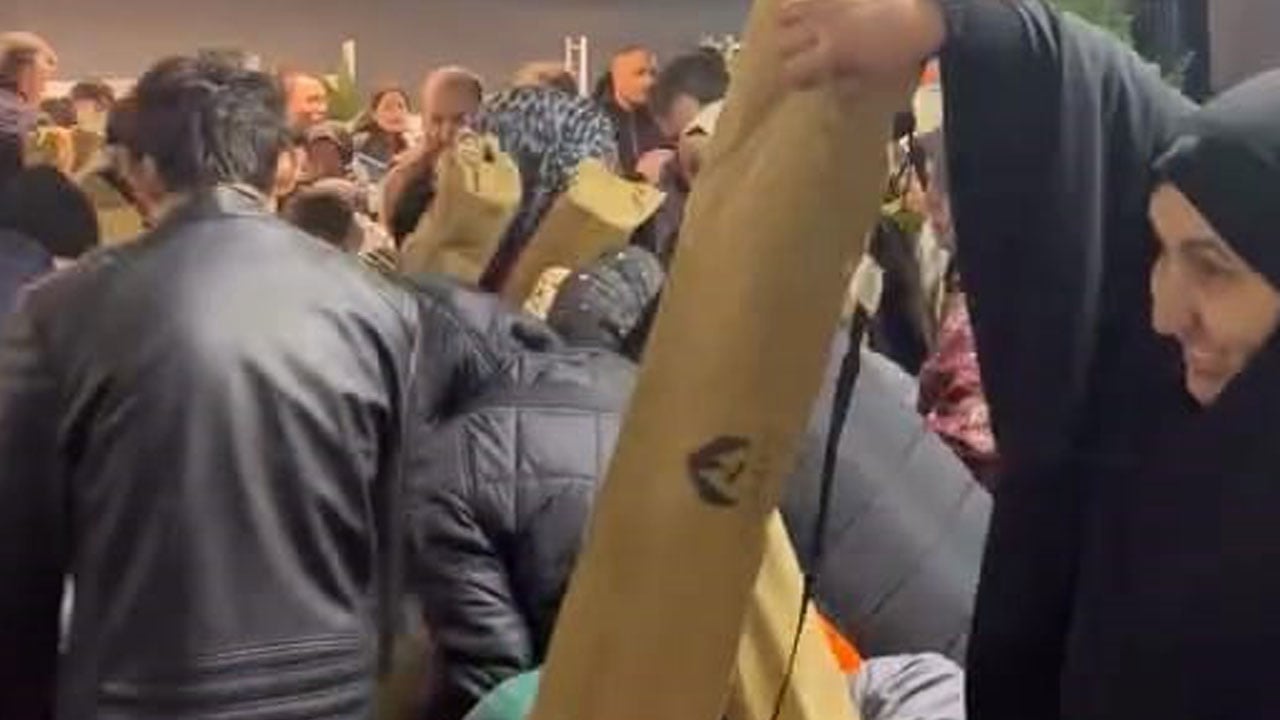 Foto - Kapılar açılır açılmaz akın ettiler! 100 TL’lik ürün için birbirlerini böyle ezdiler