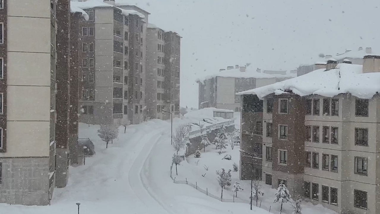 Foto - Kar 2 metreyi aştı! Yüksekova’da kış hayatı felç etti