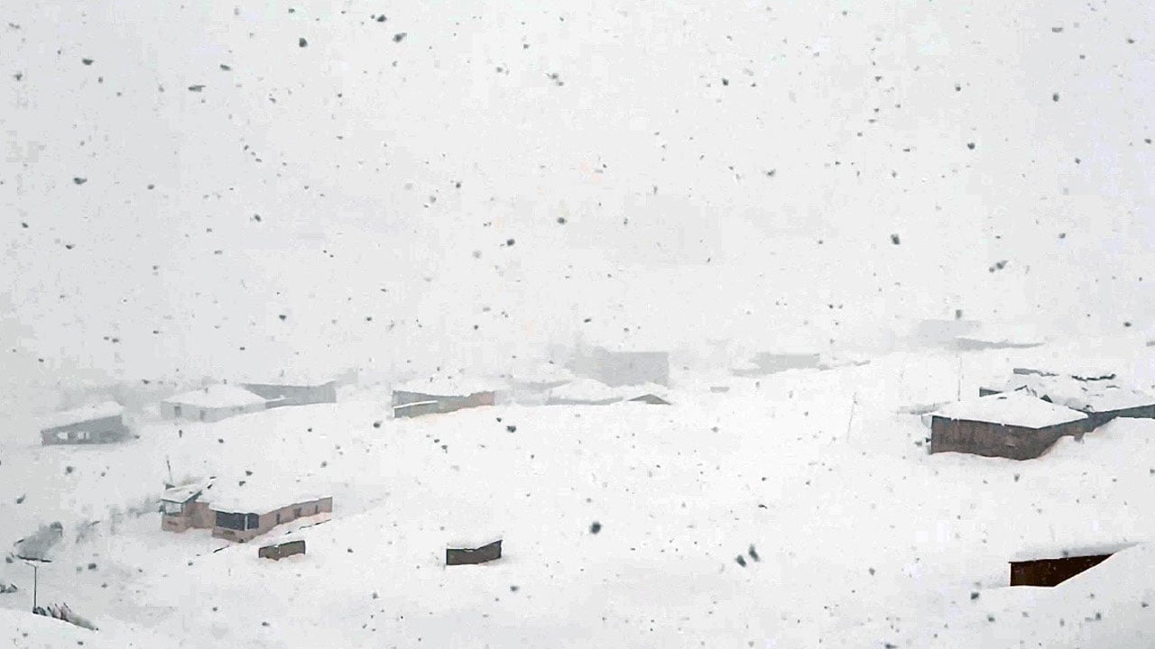 Foto - Kar 2 metreyi aştı! Yüksekova’da kış hayatı felç etti