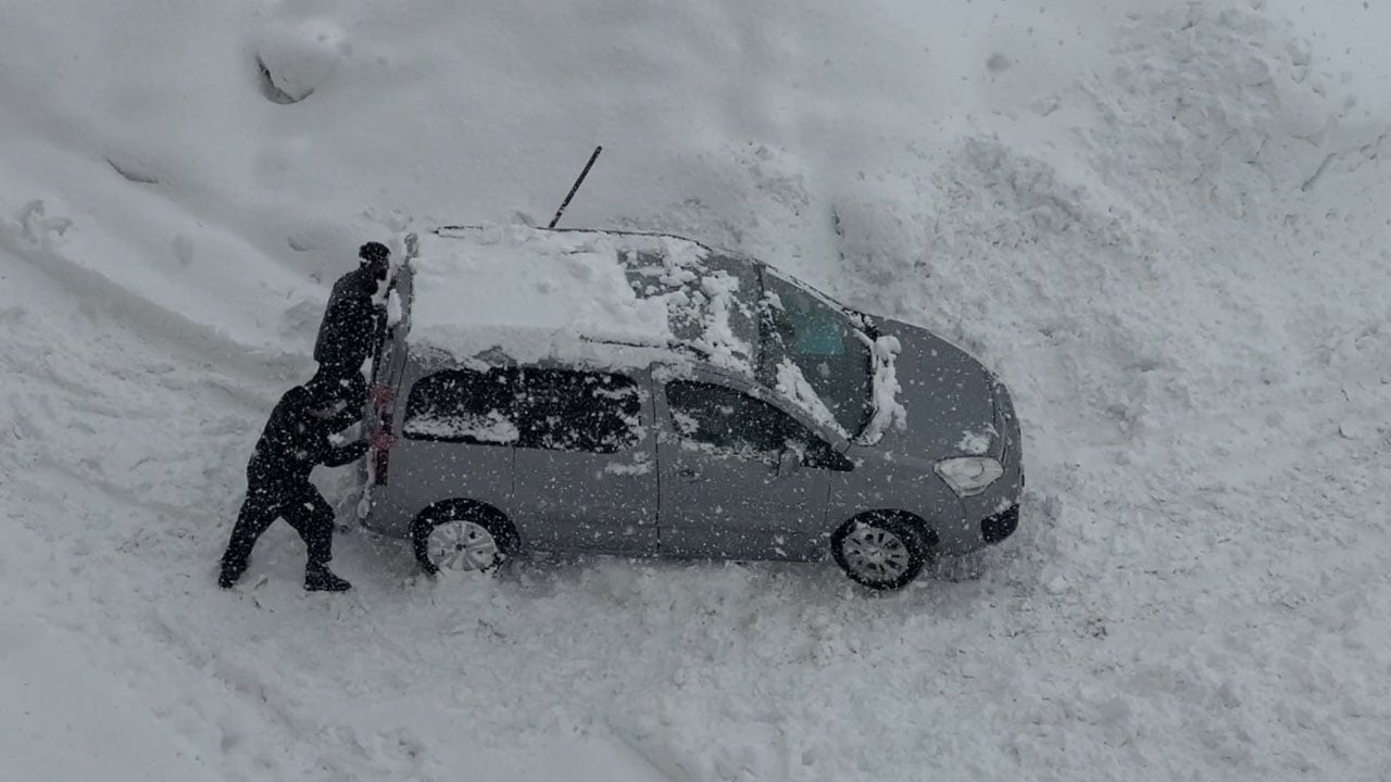 Foto - Kar 2 metreyi aştı! Yüksekova’da kış hayatı felç etti