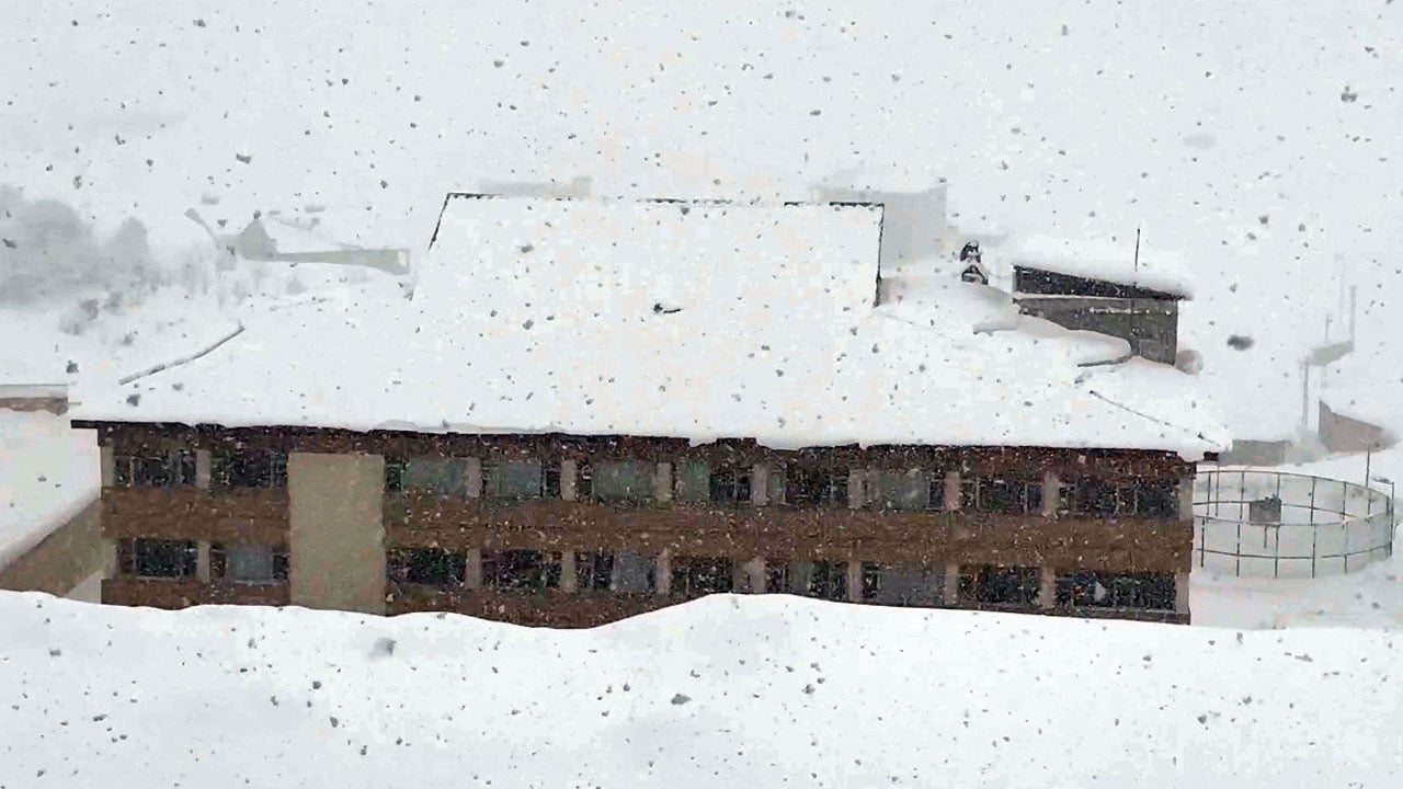 Kar 2 metreyi aştı! Yüksekova’da kış hayatı felç etti