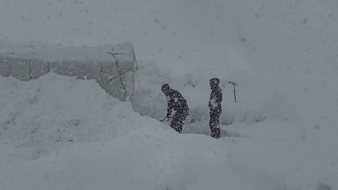 Foto - Kar 2 metreyi aştı! Yüksekova’da kış hayatı felç etti