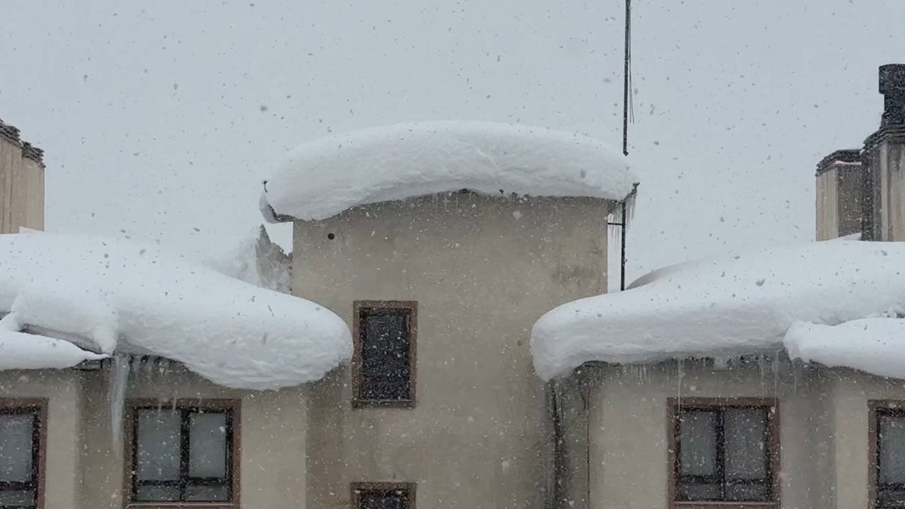 Foto - Kar 2 metreyi aştı! Yüksekova’da kış hayatı felç etti