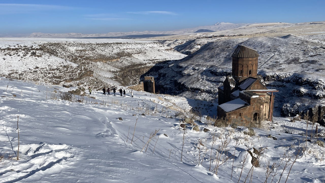Kar altında bin yıllık şehir! Ani’de kış masalı