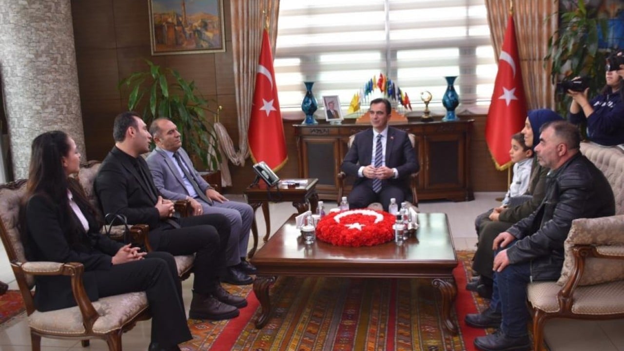 Foto - Kar altında İstiklal Marşı okudu Örnek davranışa Vali’den teşekkür