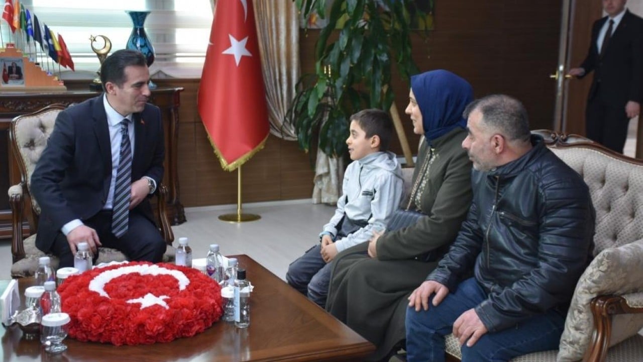 Foto - Kar altında İstiklal Marşı okudu Örnek davranışa Vali’den teşekkür