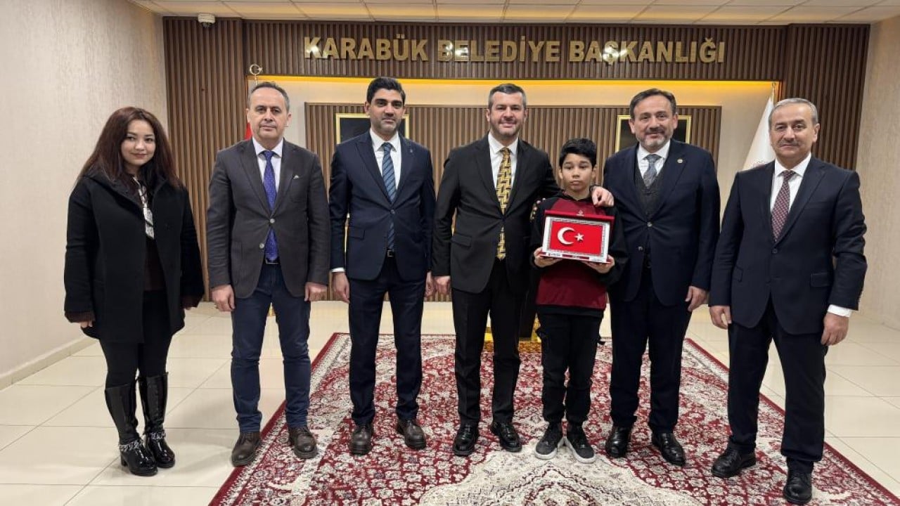 Foto - Kar altında İstiklal Marşı’nı okumuştu! Türkmen öğrencinin milli duyarlılığı ödülle taçlandı