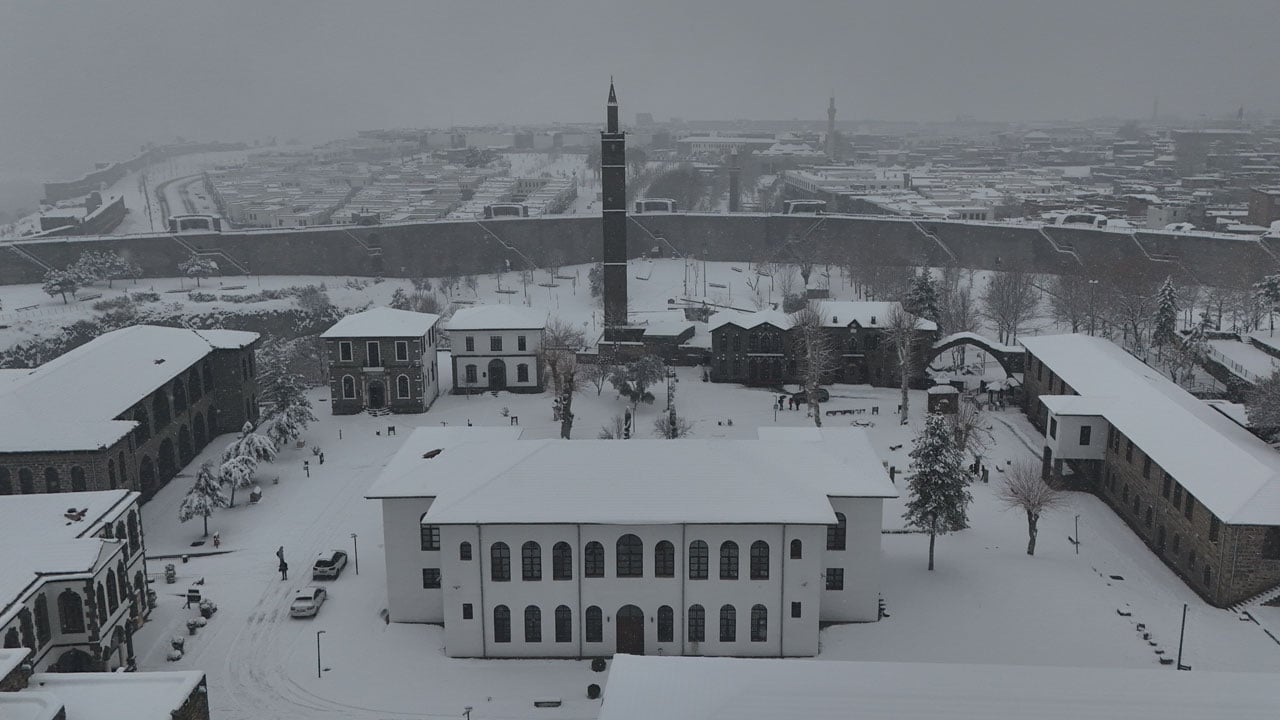 Kar Diyarbakır’a çok yakıştı! 10 bin yıllık miras beyaza büründü