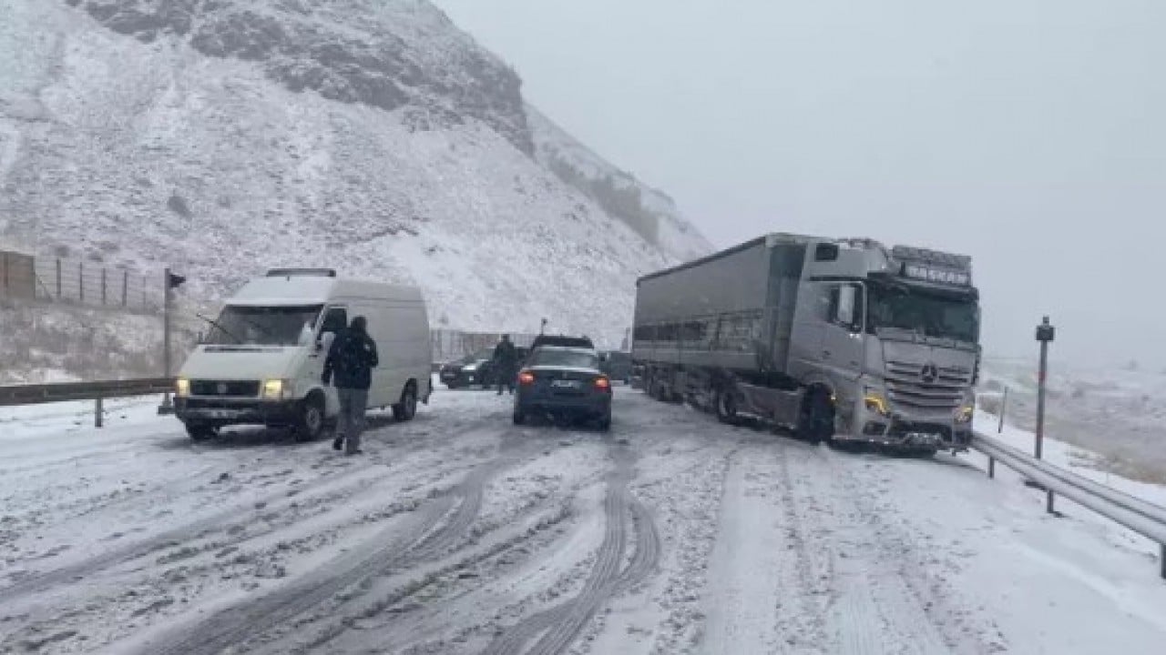 Foto - Kar etkisini göstermeye başladı! Kalınlık 20 santimi buldu!