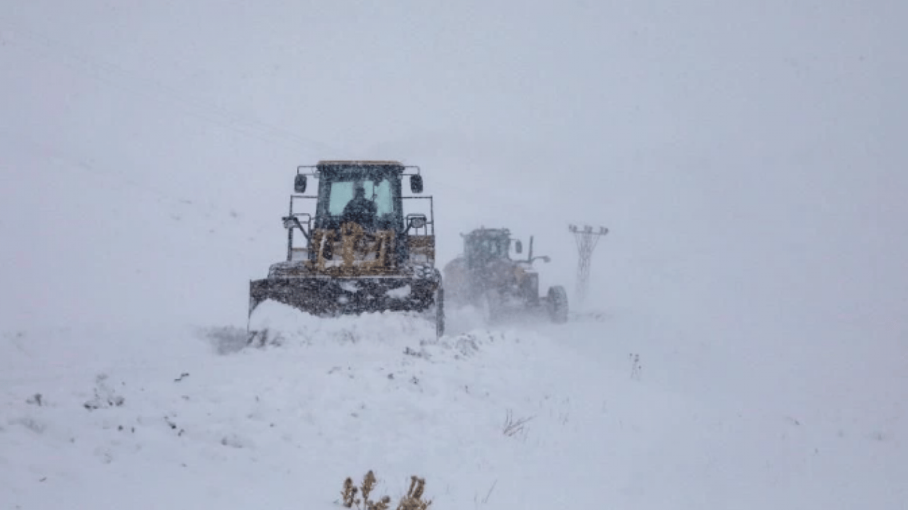 Kar etkisini sürdürüyor! Çok sayıda yerleşim yolu kapandı