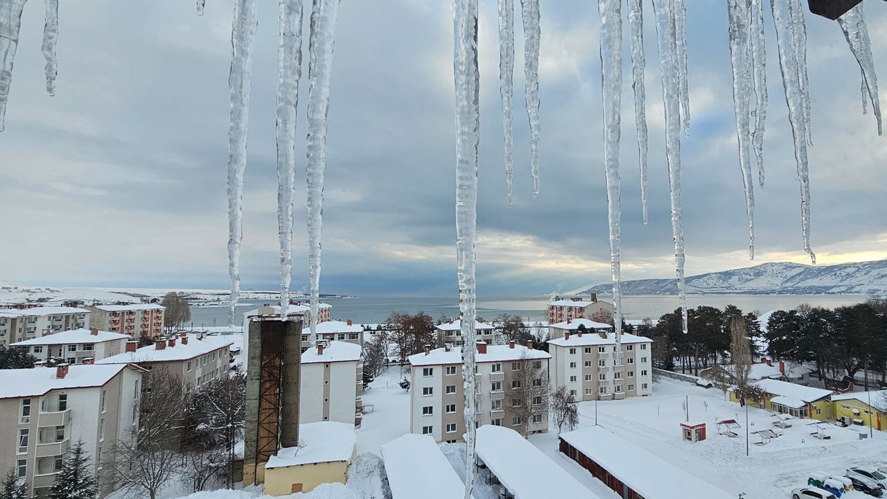 Kar gitti, tehlike kaldı! Burası Sibirya değil Tatvan