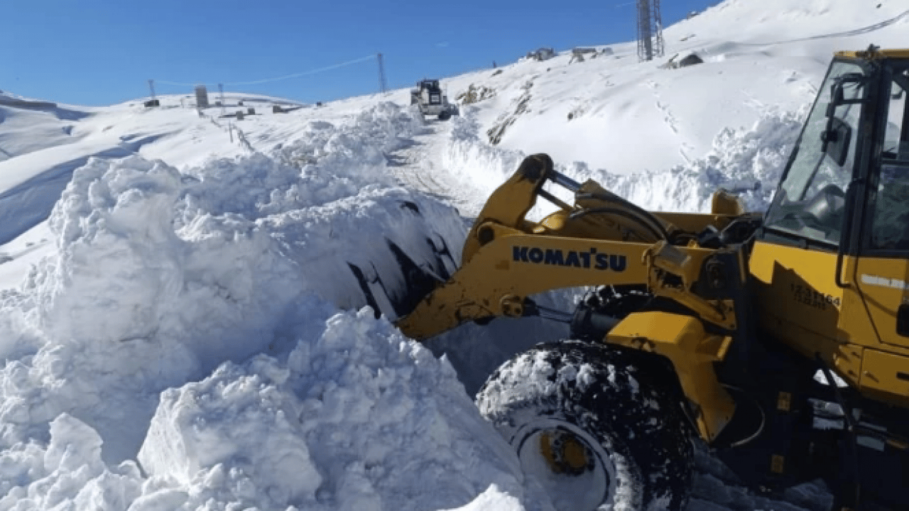 Foto - Kar kalınlığı 1 metreden fazla! Kapanan yolları açma çalışması devam ediyor