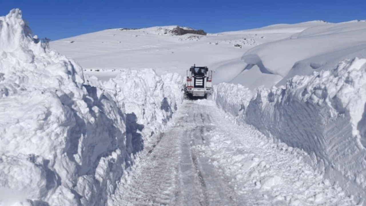 Foto - Kar kalınlığı 1 metreden fazla! Kapanan yolları açma çalışması devam ediyor