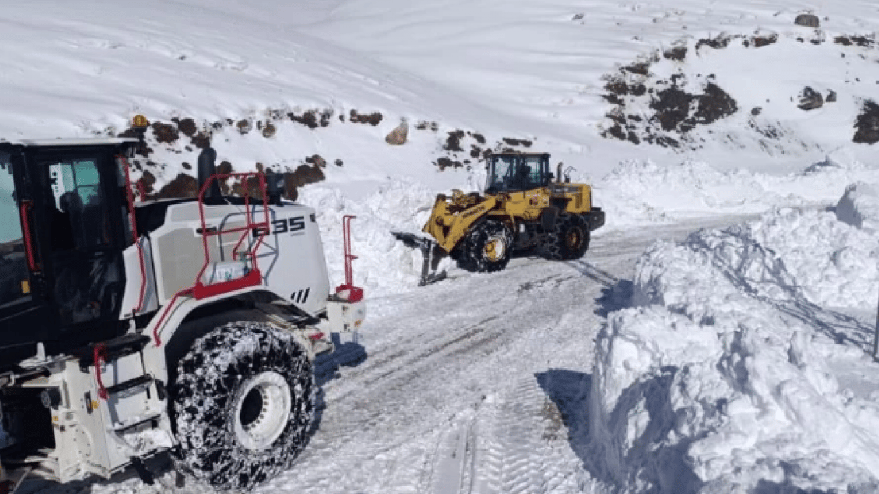 Foto - Kar kalınlığı 1 metreden fazla! Kapanan yolları açma çalışması devam ediyor
