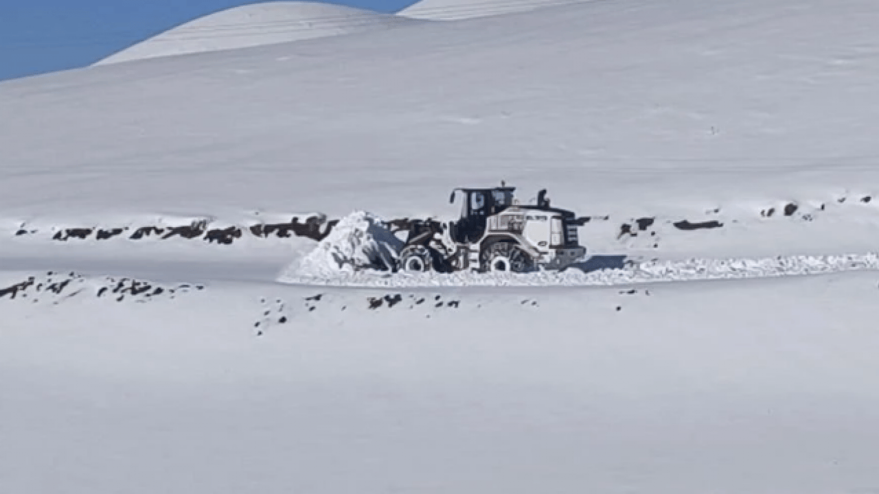 Foto - Kar kalınlığı 1 metreden fazla! Kapanan yolları açma çalışması devam ediyor