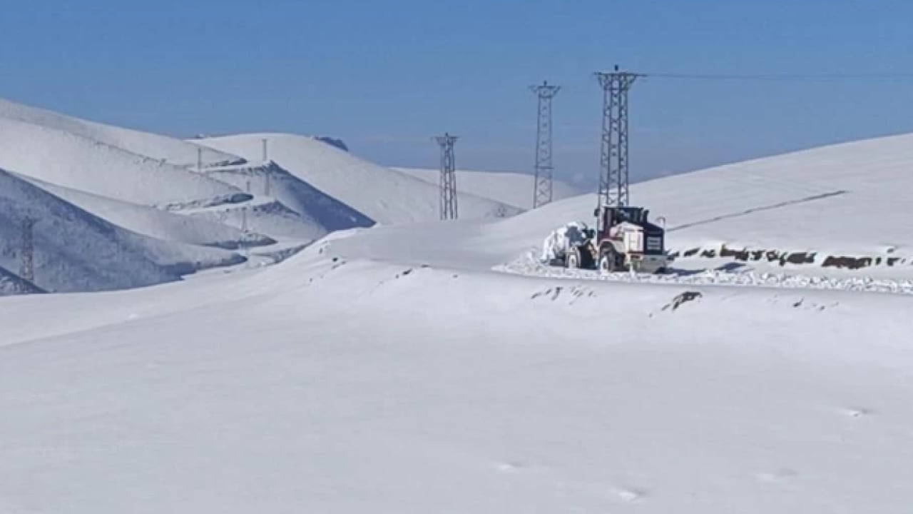 Foto - Kar kalınlığı 1 metreden fazla! Kapanan yolları açma çalışması devam ediyor