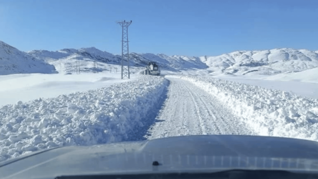 Kar kalınlığı 1 metreden fazla! Kapanan yolları açma çalışması devam ediyor