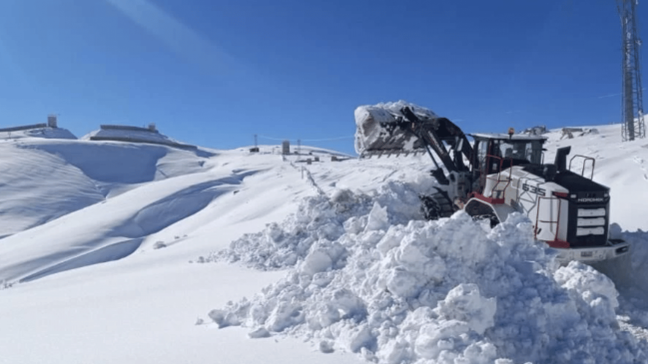 Foto - Kar kalınlığı 1 metreden fazla! Kapanan yolları açma çalışması devam ediyor