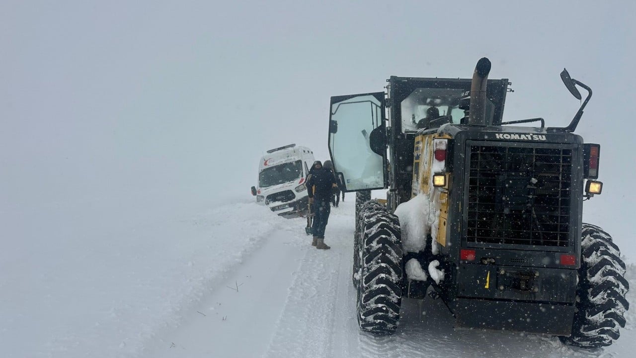 Foto - Kar kalınlığı 1 metreyi buldu! Ambulanslar yolda kaldı
