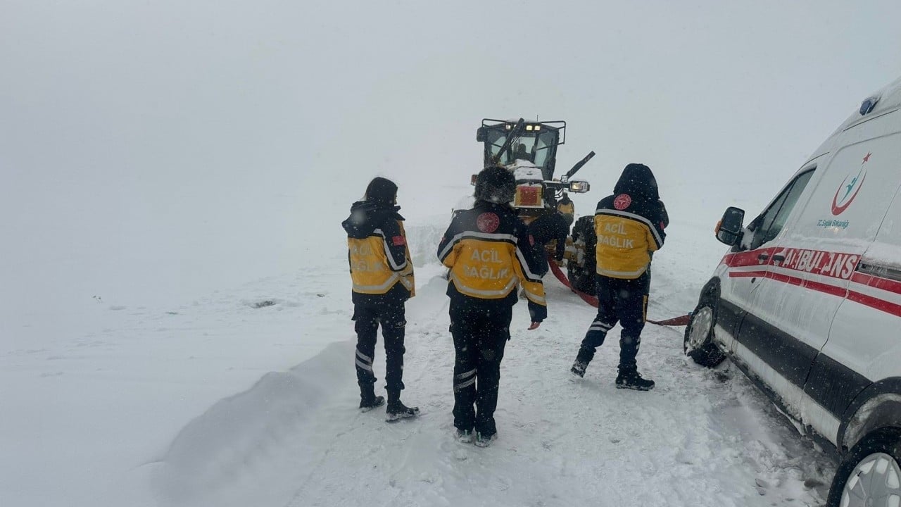 Foto - Kar kalınlığı 1 metreyi buldu! Ambulanslar yolda kaldı