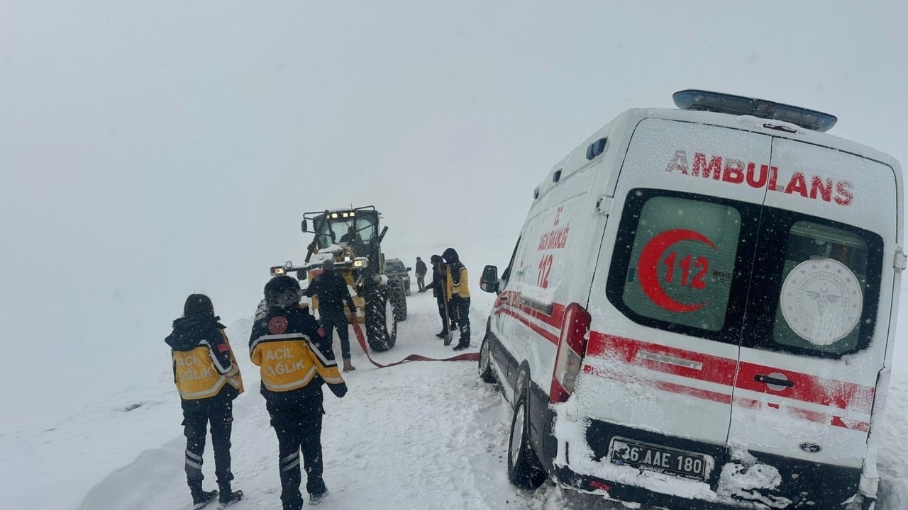 Foto - Kar kalınlığı 1 metreyi buldu! Ambulanslar yolda kaldı