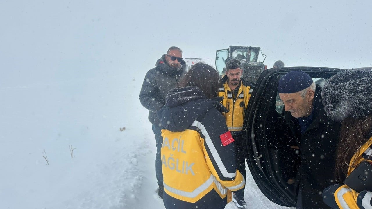 Foto - Kar kalınlığı 1 metreyi buldu! Ambulanslar yolda kaldı